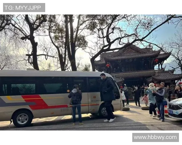 姚明街头现身引发热议粉丝纷纷围观合影留念展现亲民形象