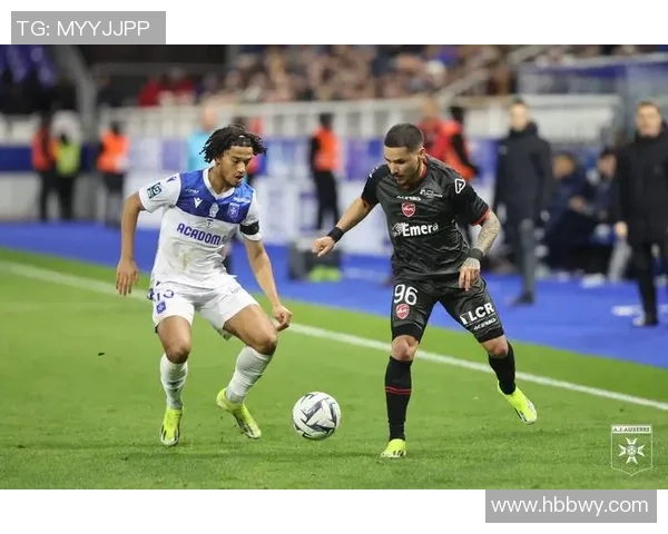 友谊赛精彩对决:里昂与巴黎圣日耳曼战成平局帽子戏法引发全场热潮 友谊赛精彩对决:里昂与巴黎圣日耳曼战成平局帽子戏法引发全场热潮